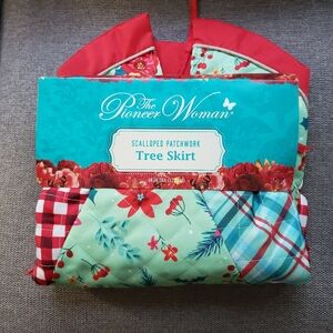 Beautiful Christmas Tree Skirt Patchwork design by Pioneer Woman 48" round New